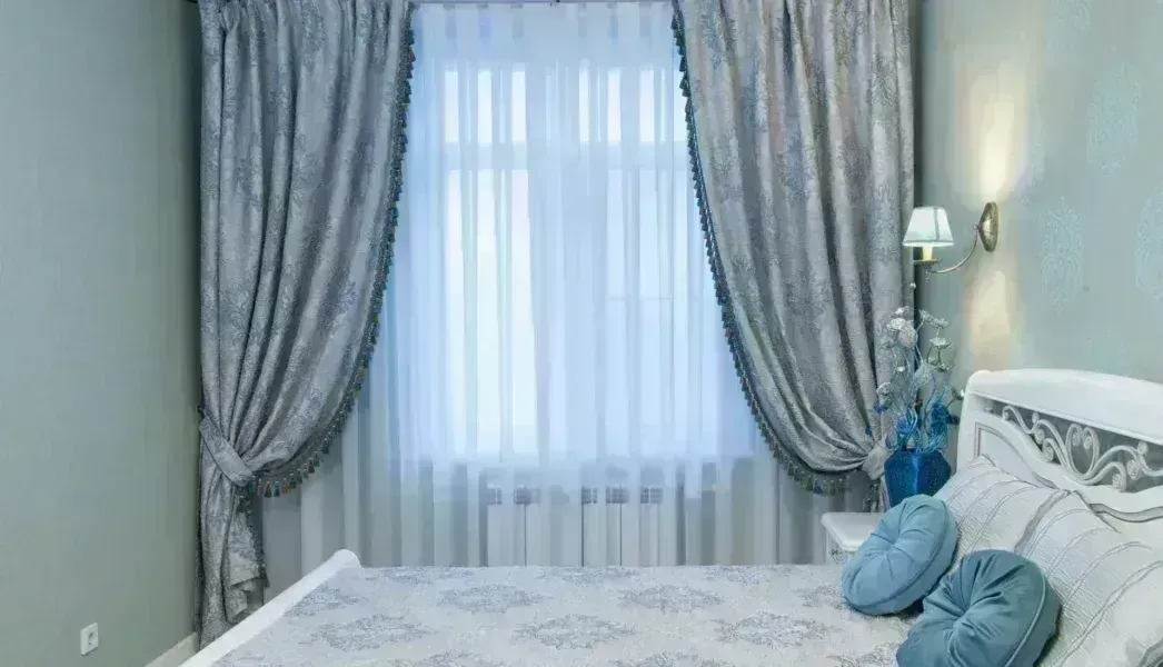 Какие шторы подойдут к голубым обоям